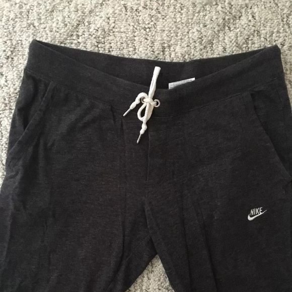 Nike Gray Cropped Leggings - Picture 3 of 4